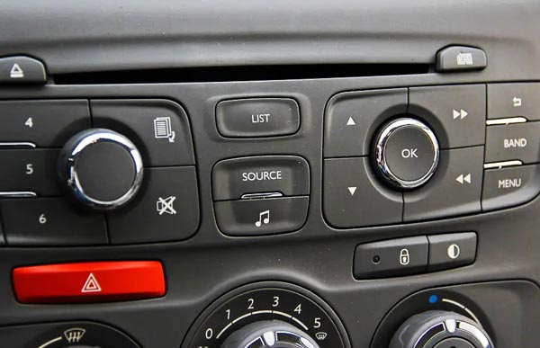 汽車標(biāo)識(shí)logo都是如何進(jìn)行打標(biāo)的？答案是用激光打標(biāo)機(jī)！(圖2)