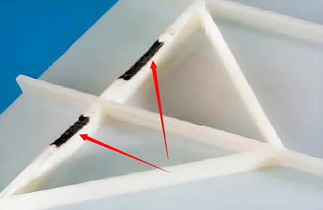 為什么透明塑料使用激光焊接機(jī)容易產(chǎn)生火花甚至是燒玻璃的情況